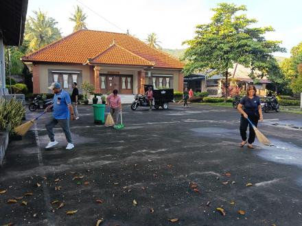 KEGIATAN RUTIN JUMAT BERSIH 